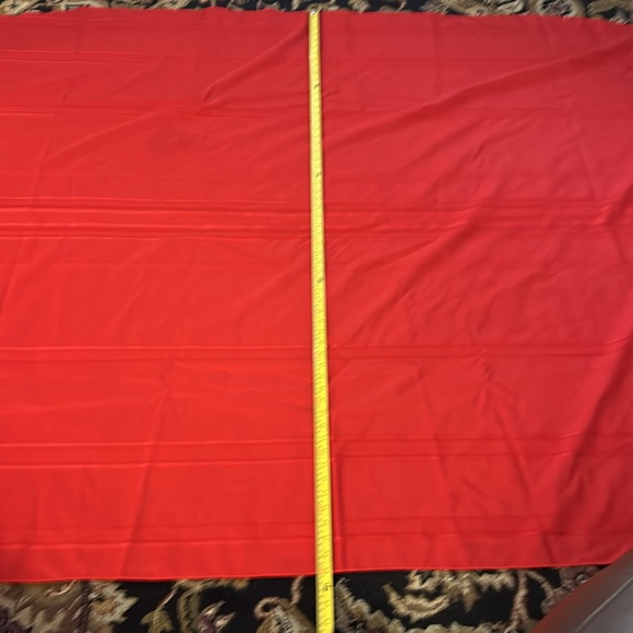 Red oval holiday tablecloth - Picture 3 of 6